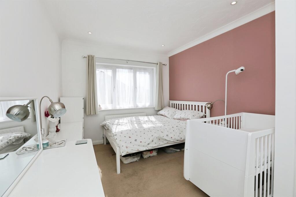 Apartment in Redhill - More