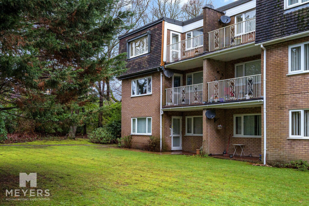 3-bed flat on New Road, Ferndown, BH22 8, £325,000