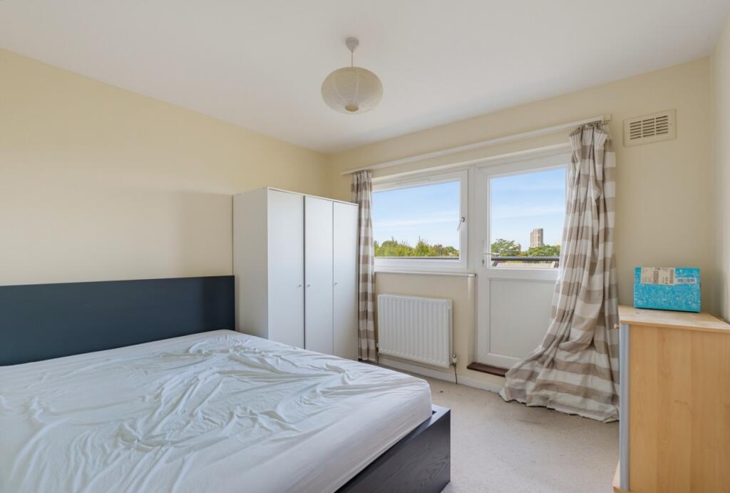 Apartment in London, East Hill Estate, Wandsworth - More