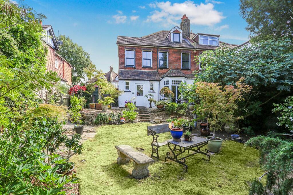 House in Sutton - View 5