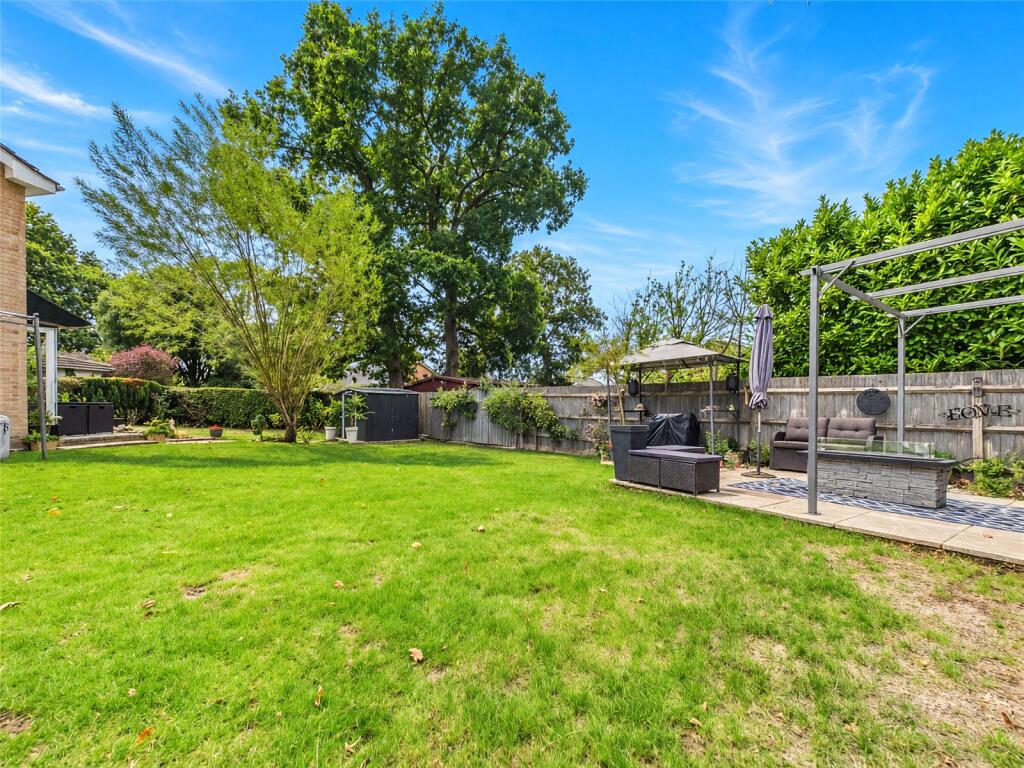 Pear Tree Close, Bransgore, Christchurch, Dorset, BH23 photo 3