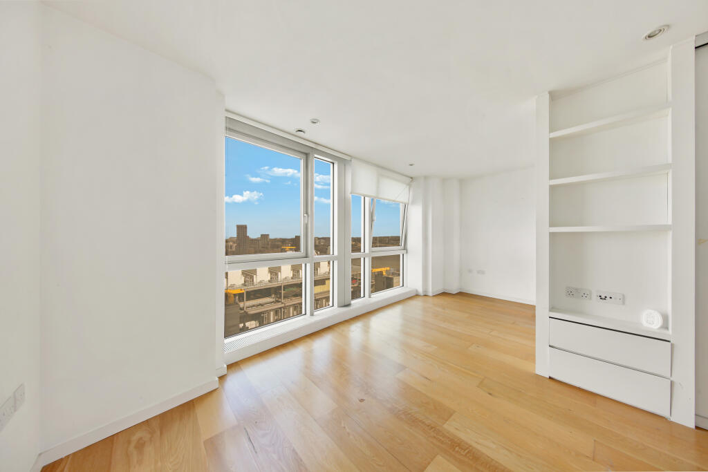Fairmont Avenue, E14 photo 3