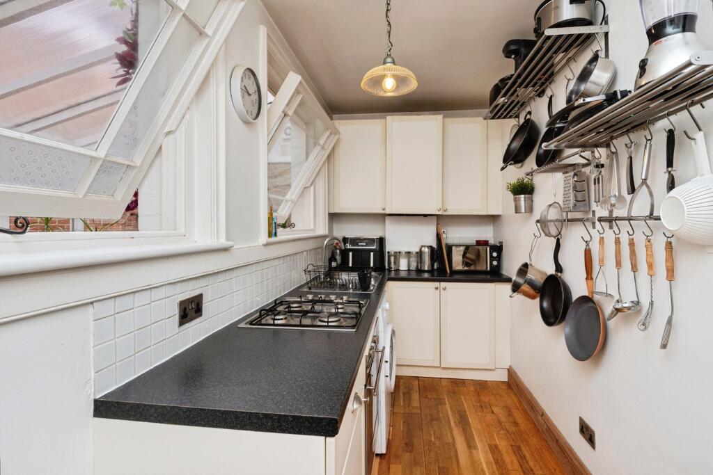 Apartment in Tunbridge Wells, Kent - View 3