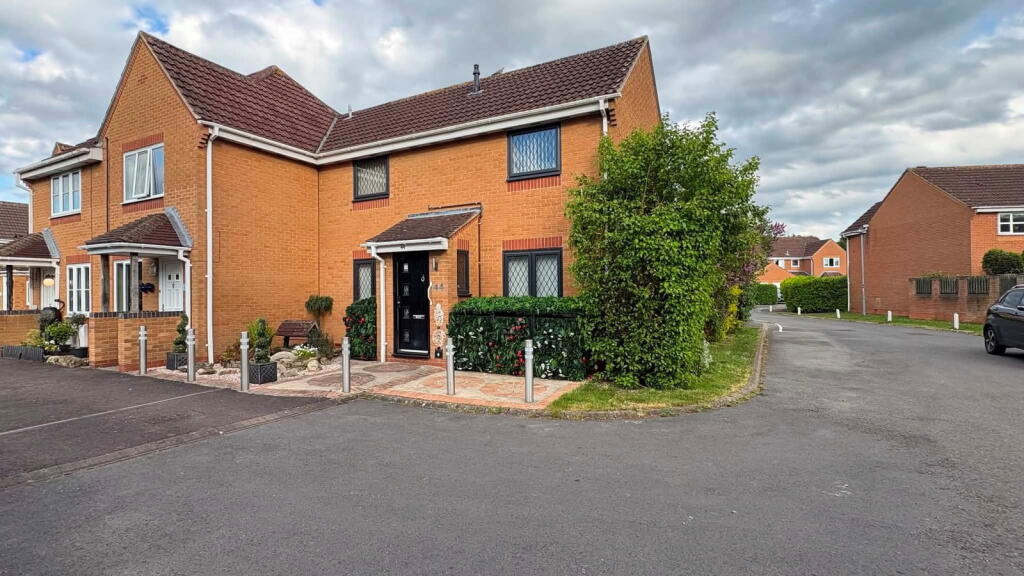 3-bed terraced on Burnet Close, Melksham, £300,000