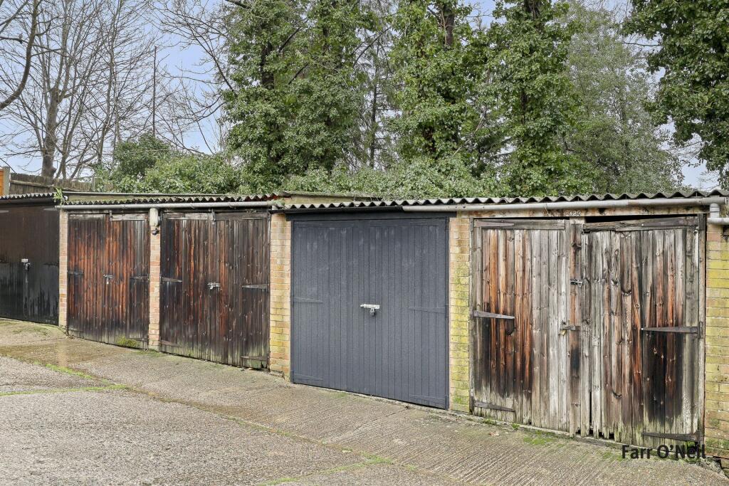 Apartment in Buckhurst Hill - More
