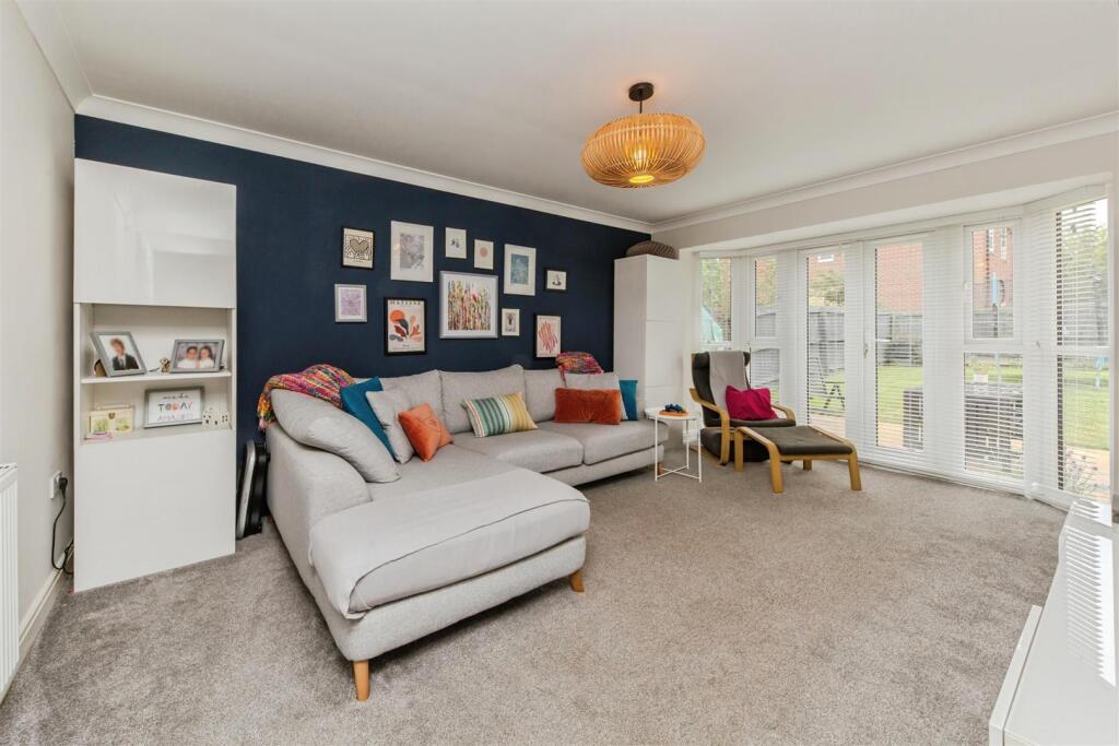 Ellis Close, Shavington, Crewe photo 4