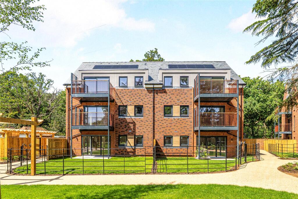 Shores Road, Horsell, Surrey, GU21 photo 2