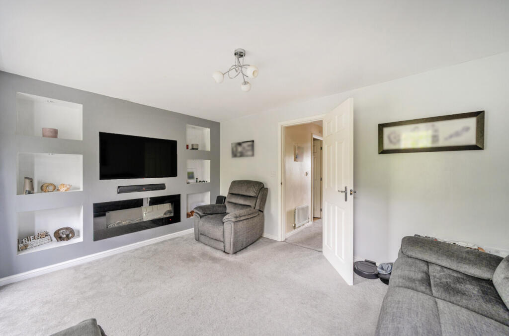 House in Blunsdon St Andrew, Taw Hill, Haydon Wick - View 3