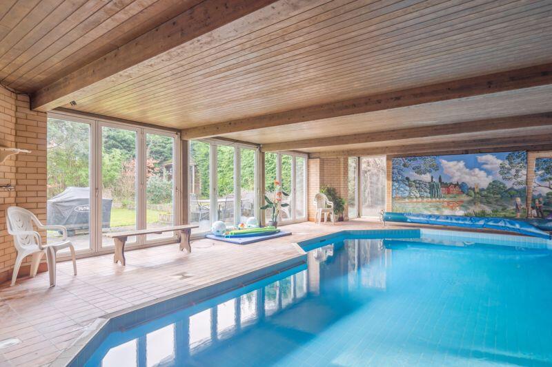 Cookham, Large detached single storey architect designed family residence. photo 2