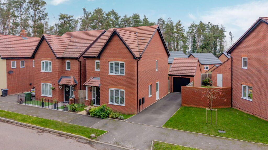 3-bed detached on Lea Castle Drive, Lea Castle, Kidderminster, DY10 3FP, £390,000