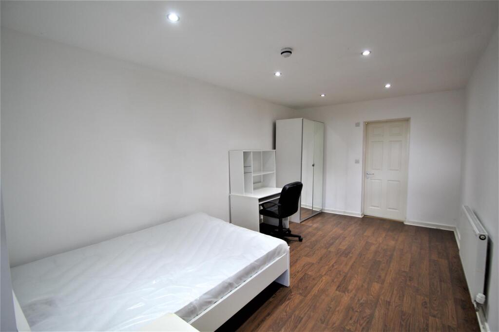 Main image of property: St Johns Terrace, Hyde Park, Leeds,  LS3 1DY