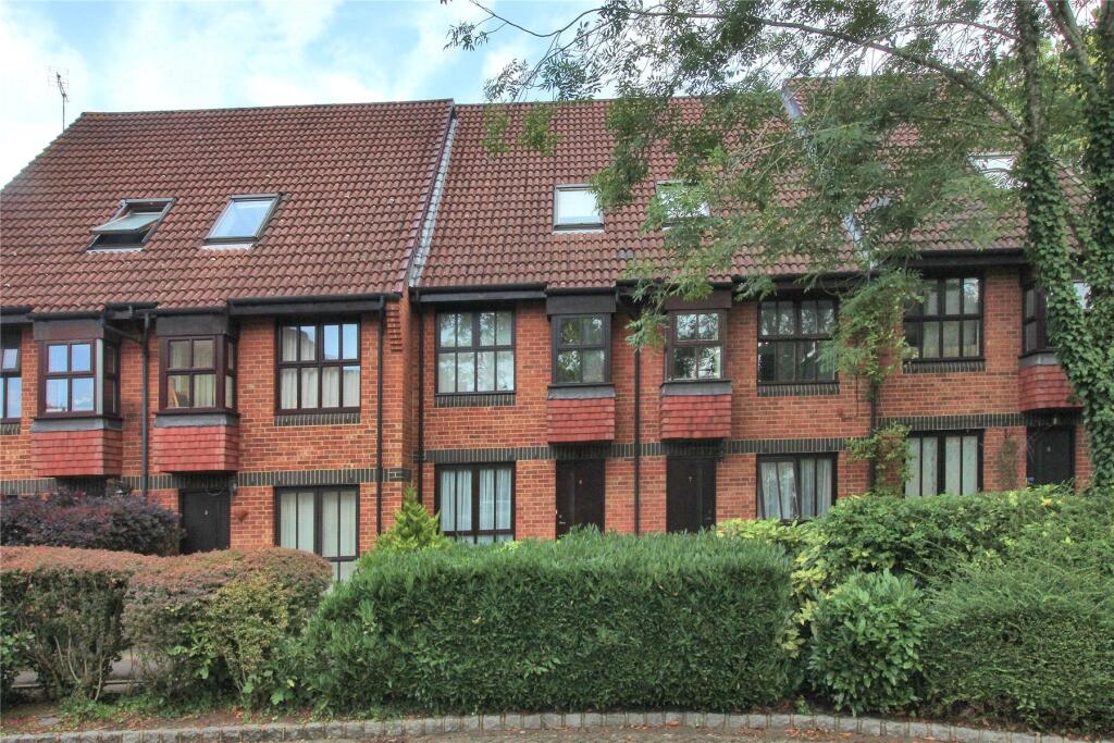 1-bed flat on Badgers Close, Woking, Surrey, GU21, £200,000
