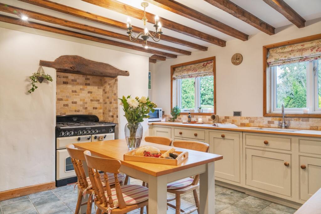 Grade II Listed Elegance with Annexe & South-Facing Gardens - More