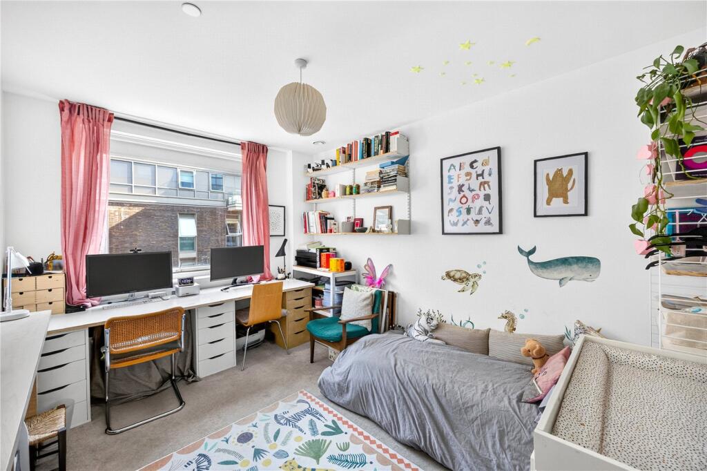Apartment in London, Leyton - More