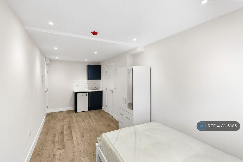 Apartment in Spelthorne, Surrey - View 5