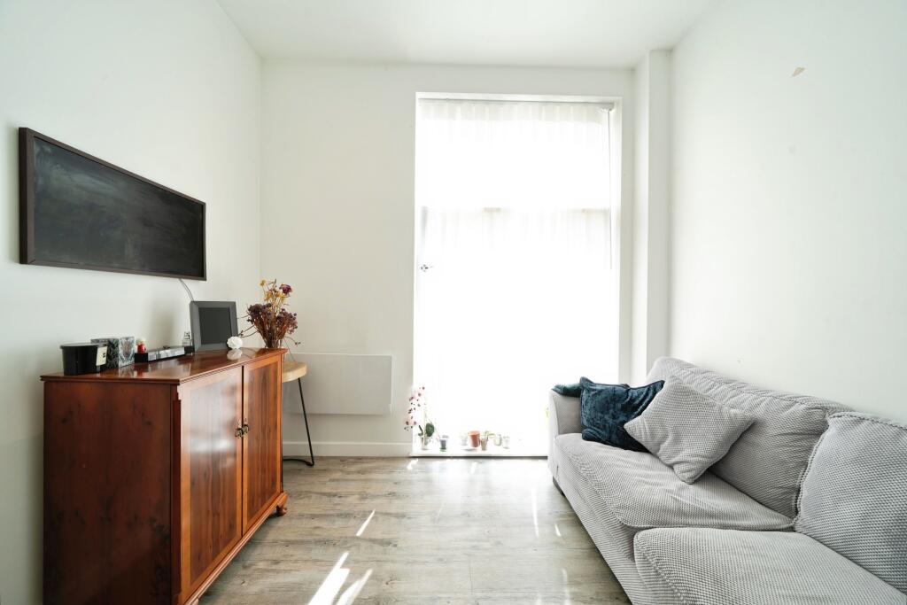 Apartment in Spelthorne, Surrey - More