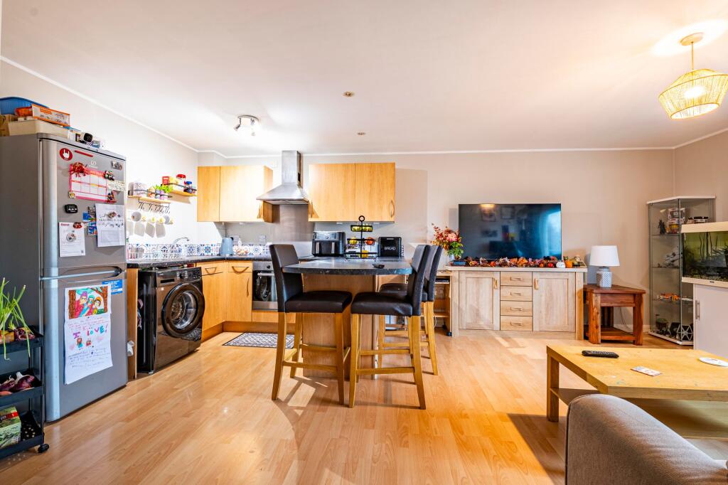 Bar Lane, Commodore Court, NG8 photo 2