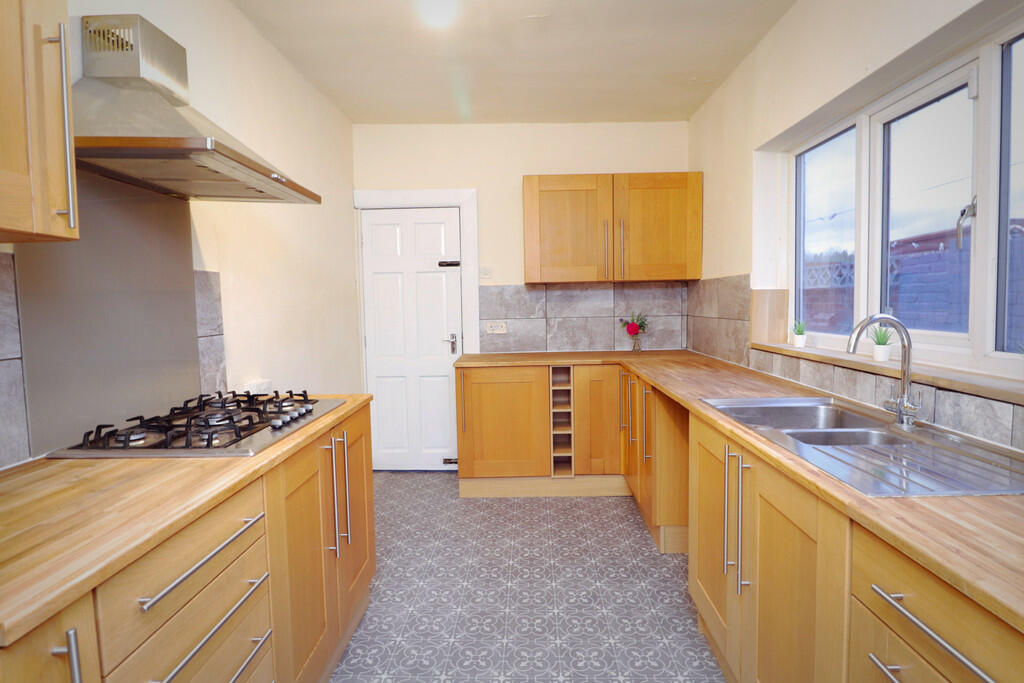 34 Church Road, Edlington, Doncaster, South Yorkshire DN12 1AX photo 4