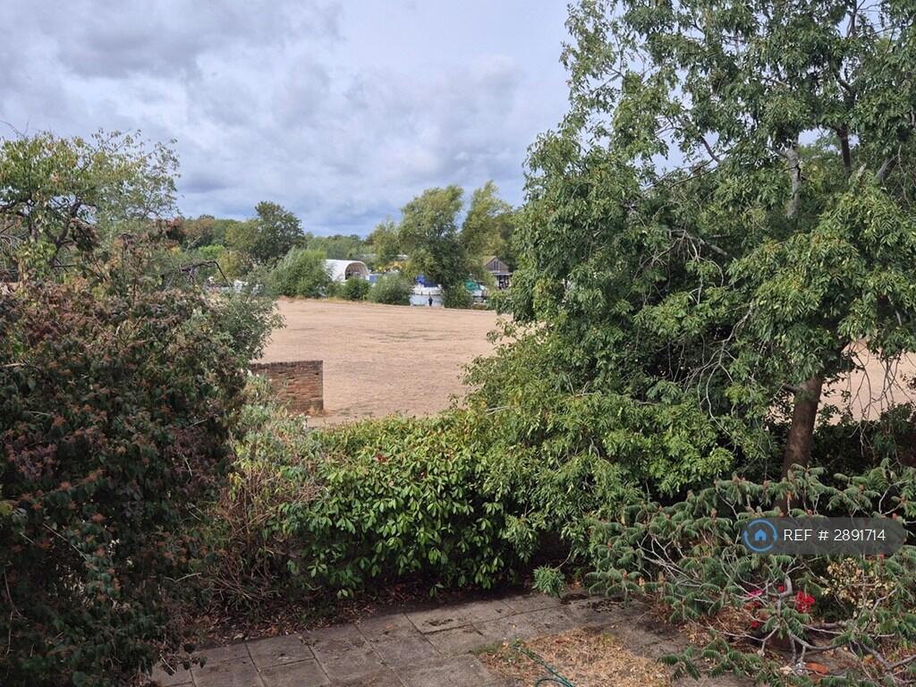 House in Kingston upon Thames - More