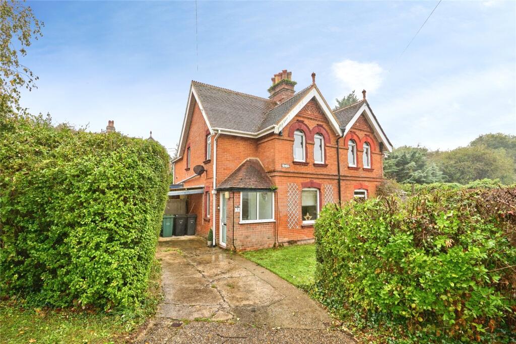 3-bed semi-detached on Alvington Manor View, Newport, Isle of Wight, PO30, £290,000