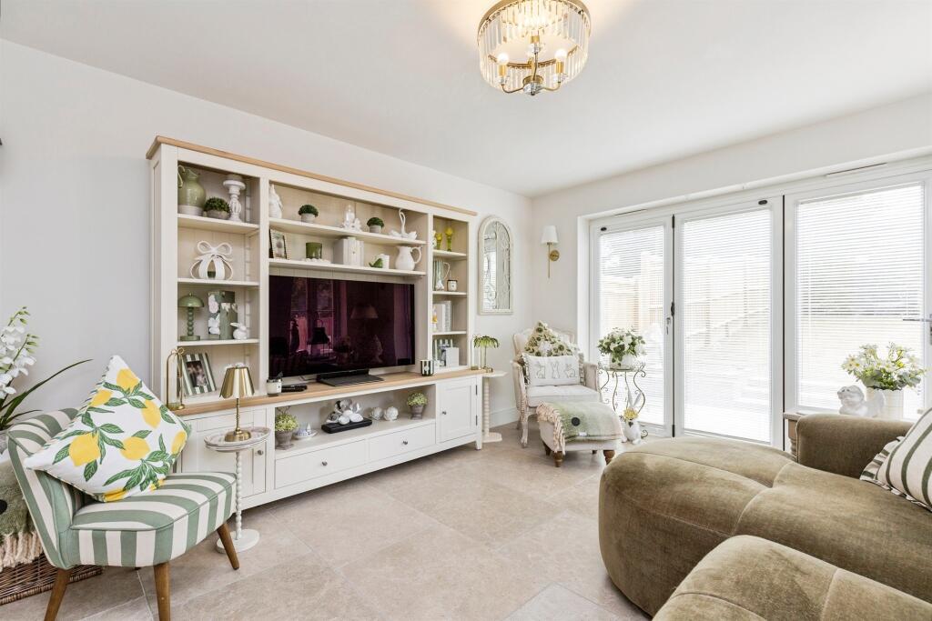House in Chichester, Wisborough Green - More