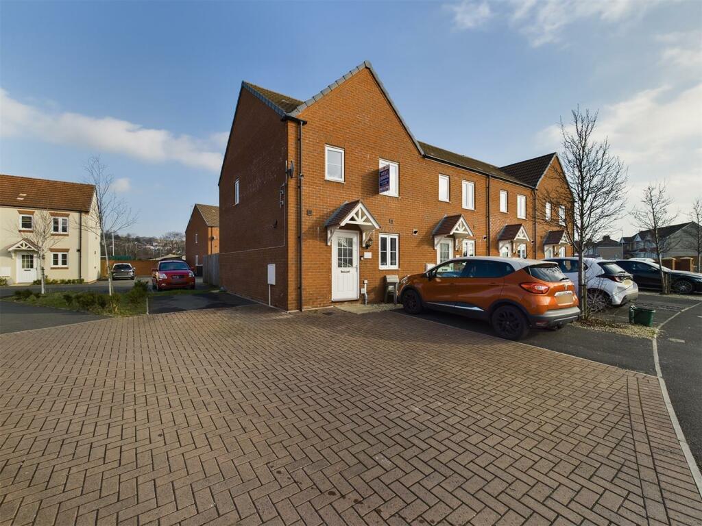3-bed terraced on Stryd Bennett, Llanelli, £172,000