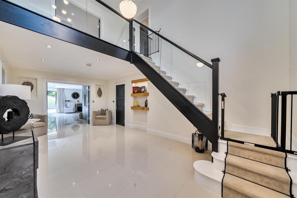 House in Sutton - More