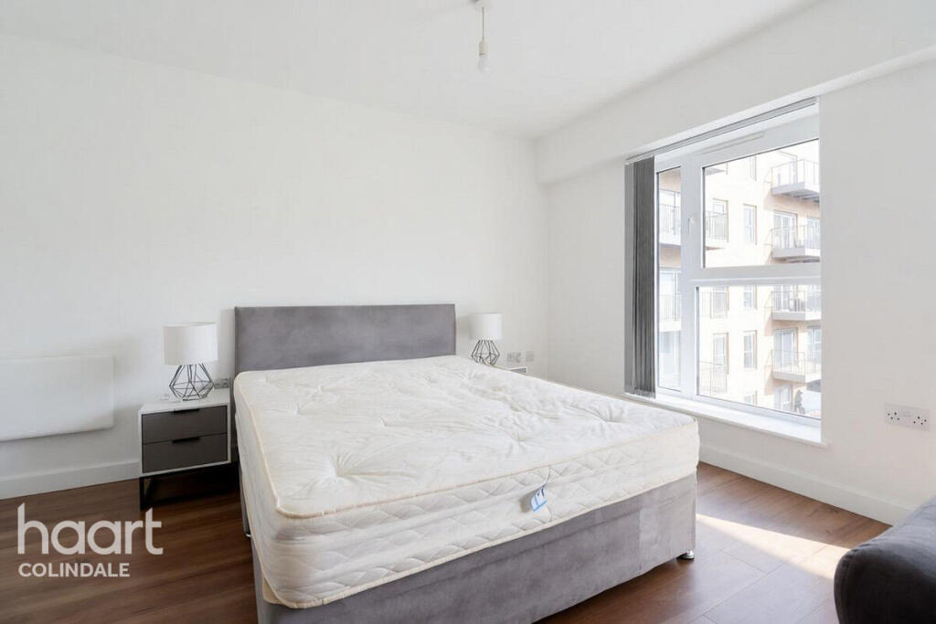 8 East Drive, London photo 5
