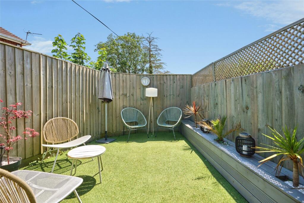 Apartment in Wootton, Isle of Wight - View 2