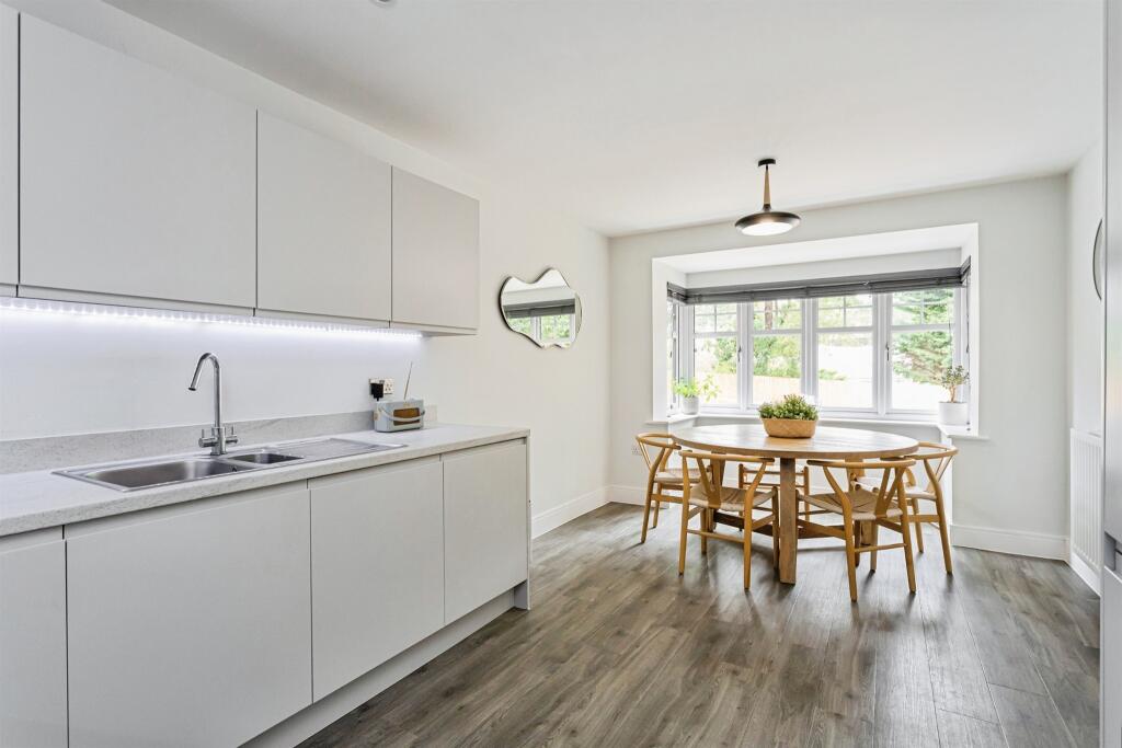 House in Burgess Hill, Wivelsfield - More