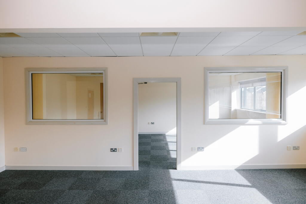 1000 sqft office in Burnley