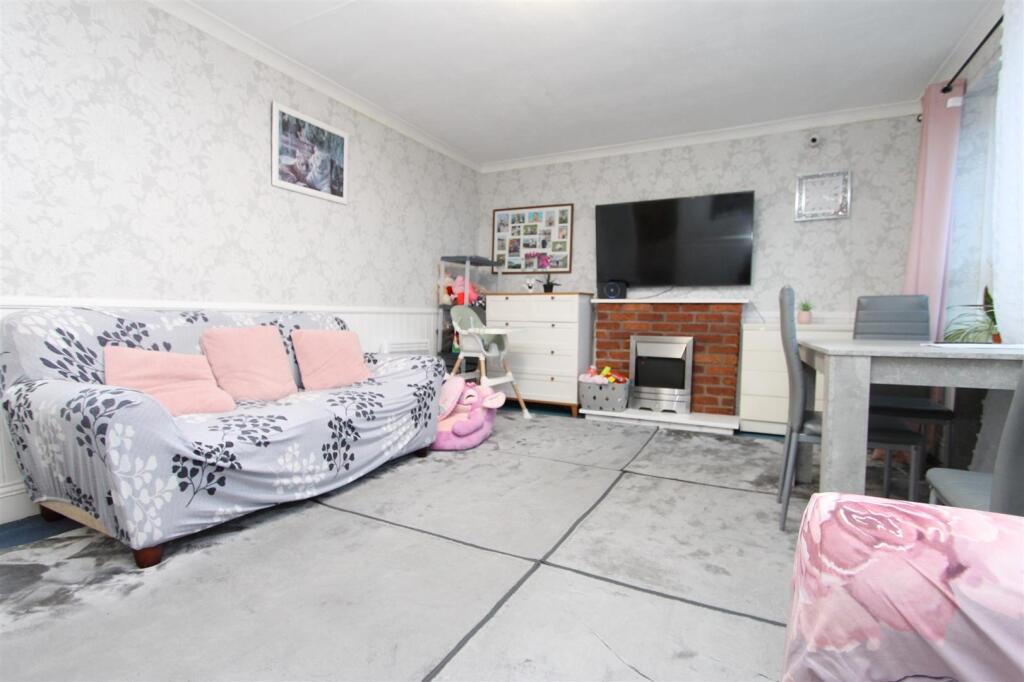 St Cecilia Close, Kidderminster photo 3