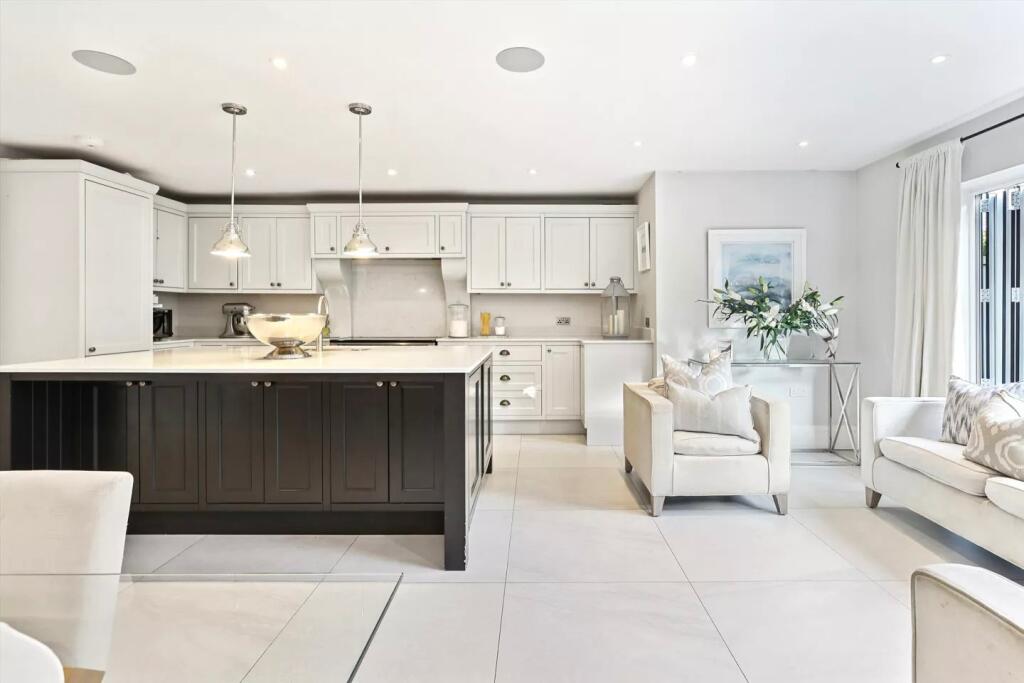 House in Kingston upon Thames - More