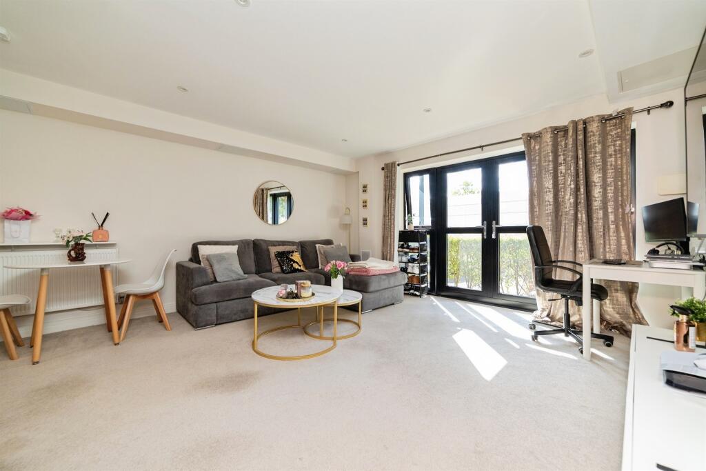 Apartment in Welwyn Hatfield, Hertfordshire - View 4