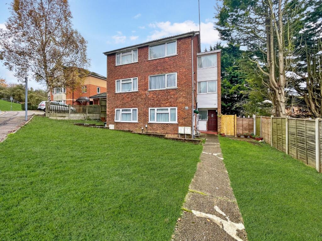 2-bed flat on Falconers Road, Luton, Bedfordshire, LU2 9ET, £90,000