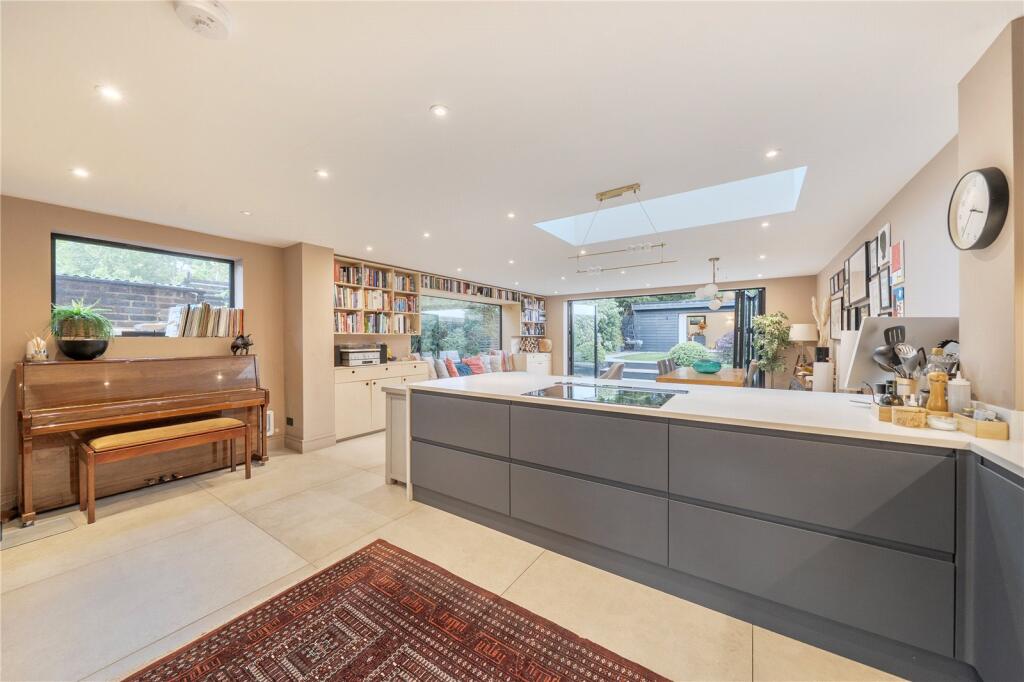 House in London, Colney Hatch - View 3
