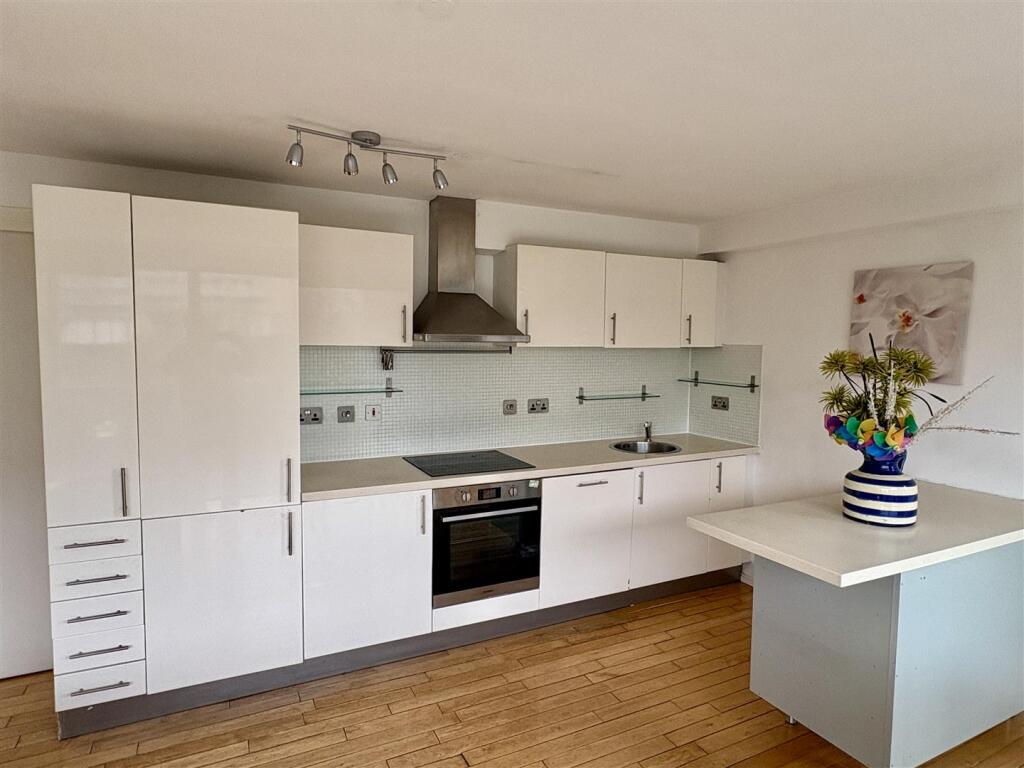 Apartment in Salford, Greater Manchester - View 3