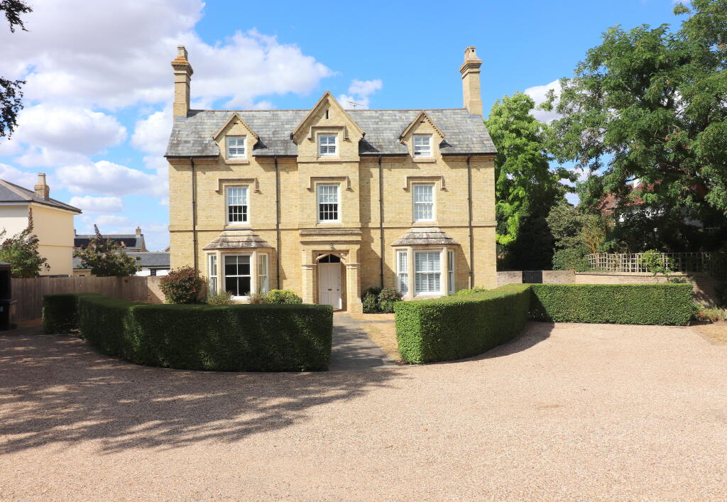 Main image of property: Silsoe House, Ampthill Road, Silsoe, Bedfordshire, MK45 4DX