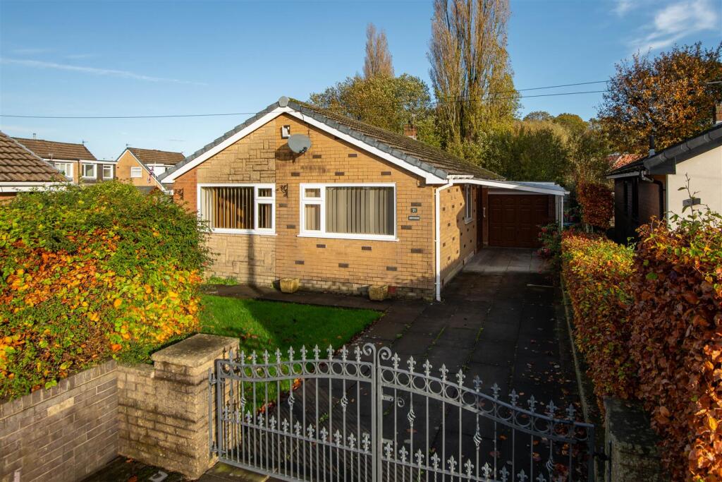 3-bed detached on West Paddock, Leyland, £300,000