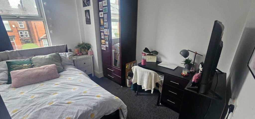 8 bedroom terraced house for rent