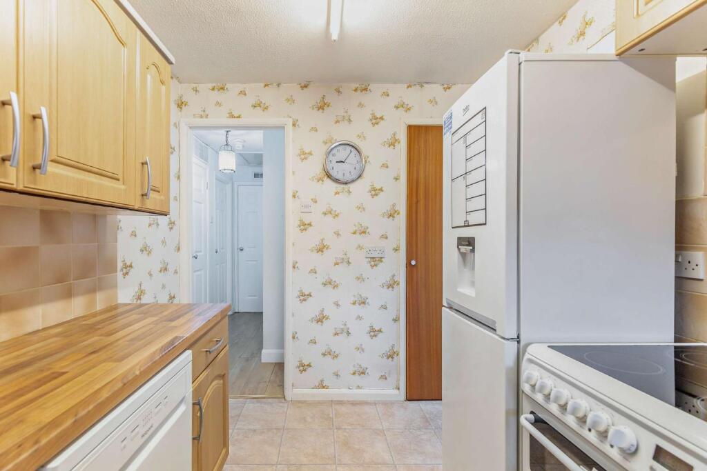 House in Woking, Goldsworth Park, Knaphill - More