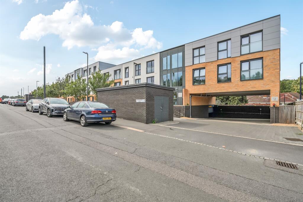 1-bed flat on Boyn Valley Road, Maidenhead, £65,000