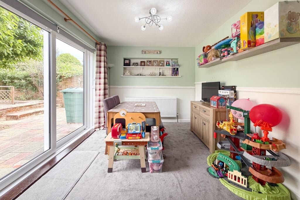 Stratford Gardens, Maidenhead, SL6 3DT photo 4