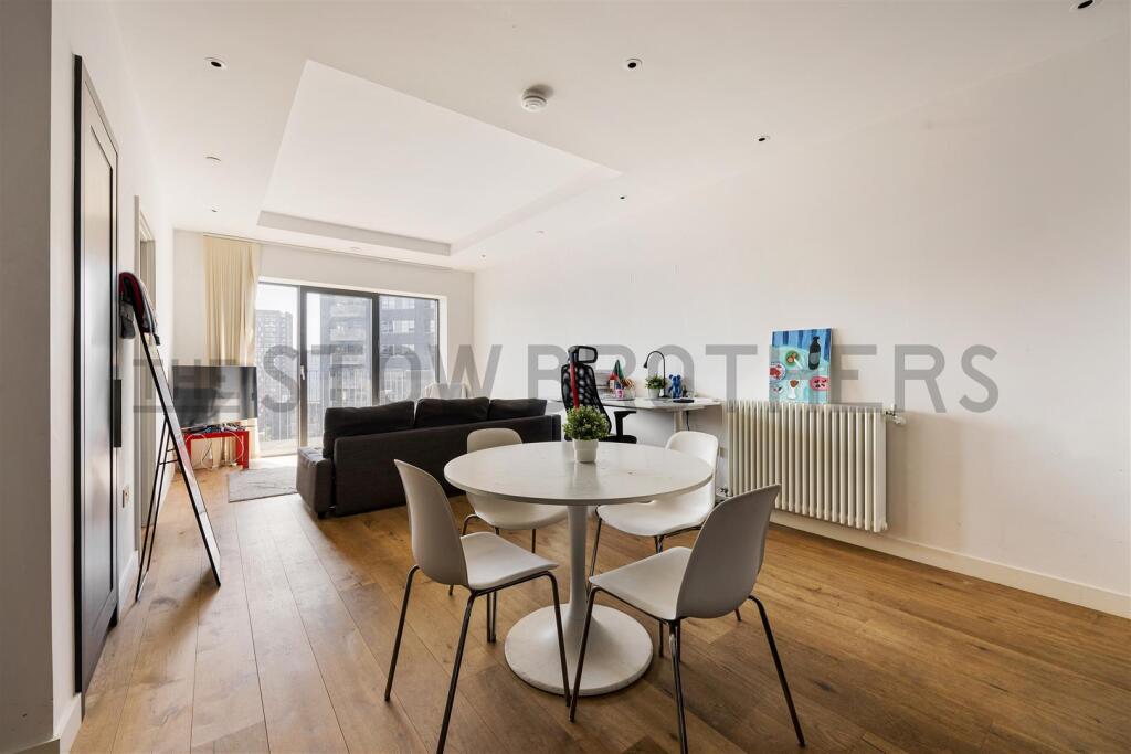 Main image of property: Botanic Square, Leamouth