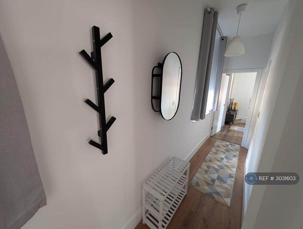 Apartment in Liverpool, Clock Tower Park, Fazakerley - More