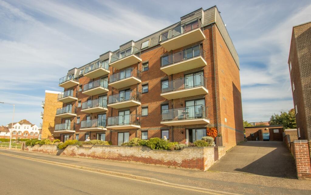 2-bed apartment on Highcliffe Gardens, Hunstanton, £295,000