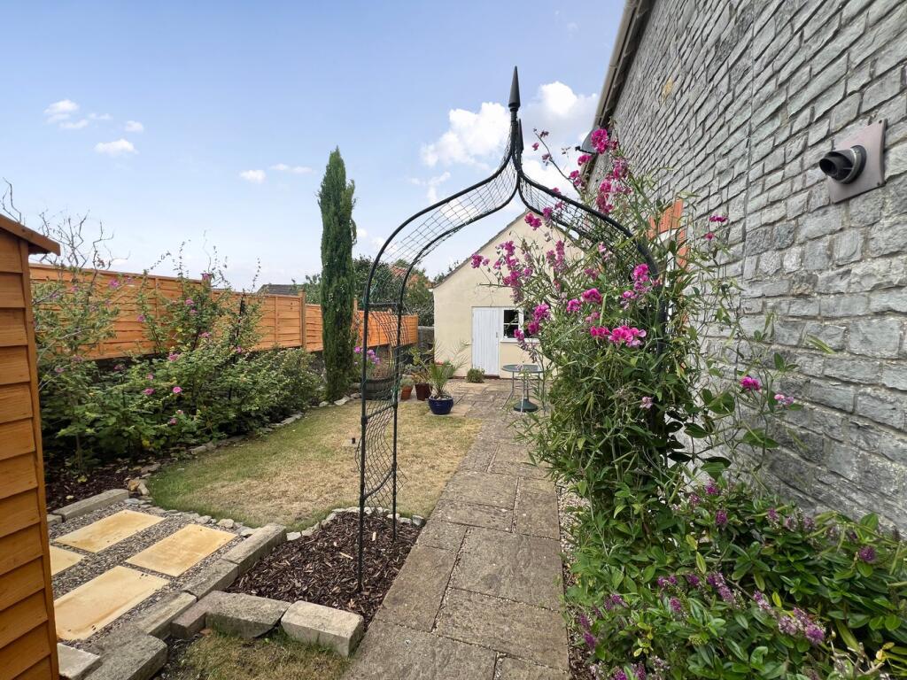 7 Fernleigh Close photo 2