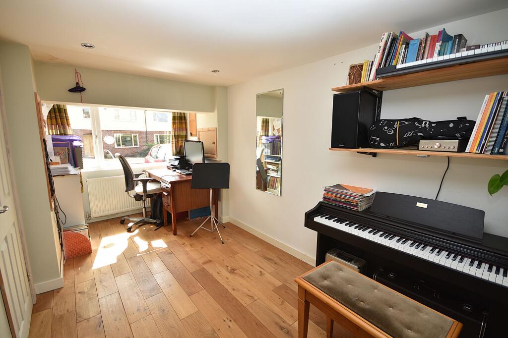 House in Macclesfield, Hurdsfield - View 4