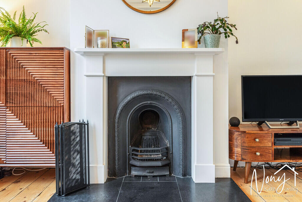 House in Winchester, Hampshire - More