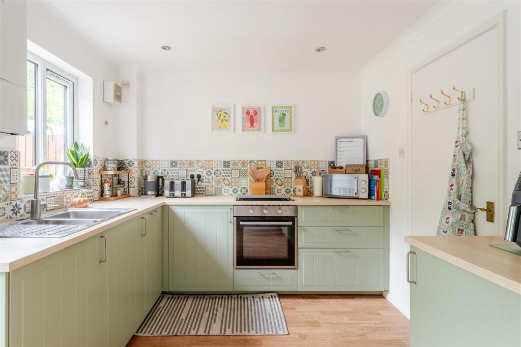 Two bedroom home in a peaceful Yatton cul-de-sac location photo 4